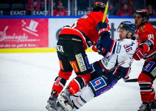 Örebros Nicklas Grossmann tacklar Linköpings Niklas