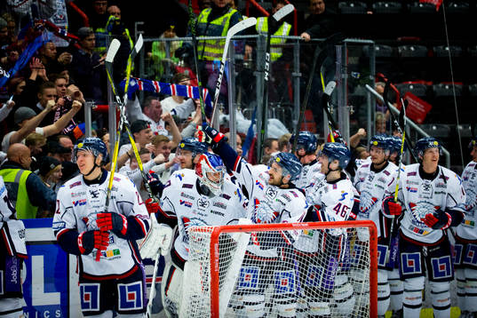 Linköpings målvakt Jacob Johansson är glad framför