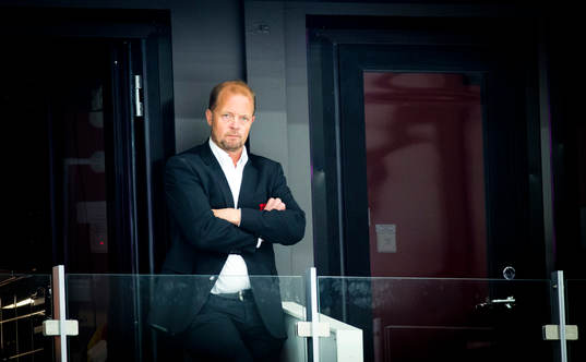 Örebros General Manager Pontus Gustafsson ser besvärad ut