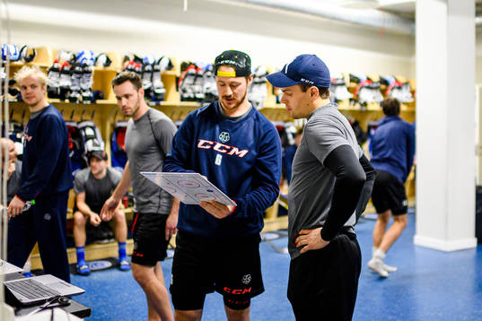 Leksands Joe Piskula och Eric Castonguay pratar vid