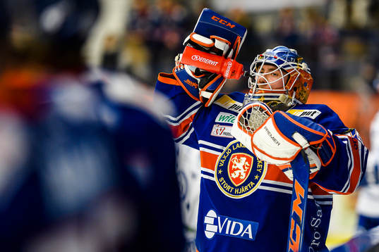 Växjös målvakt Viktor Andrén dricker