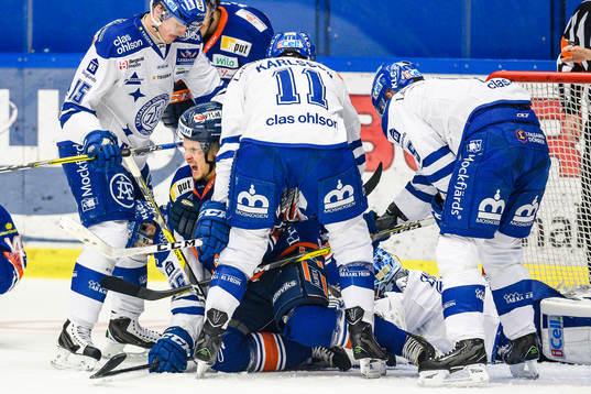 Växjös Adam Brodecki grinar illa