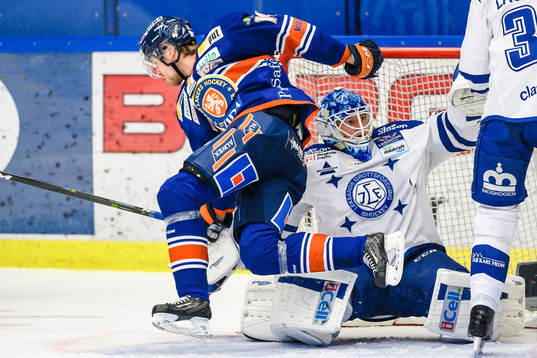 Växjös Emil Pettersson faller framför Leksands målvakt