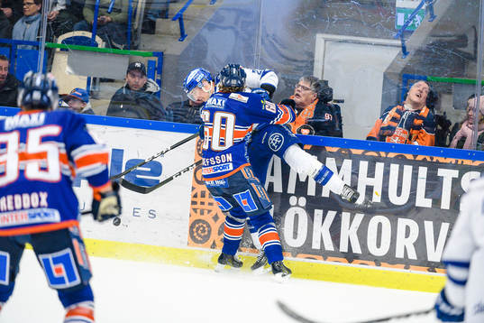 Växjös Erik Josefsson tacklar Leksands Tobias Forsberg