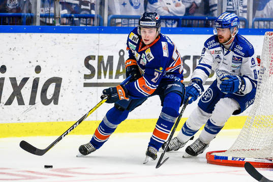 Växjös Nils Carnbäck jagas av Leksands Joe Piskula