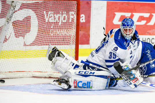 Växjös Liam Reddox (ej i bild) skjuter pucken i mål till