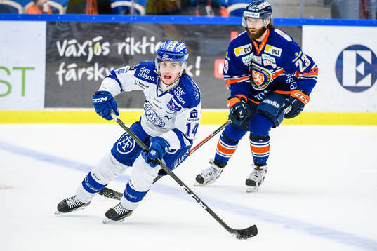 Leksands Oskar Lang jagas av Växjös Ville Leino