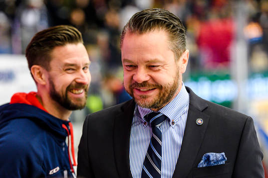 Växjös assisterande tränare Fredrik Hellgren jublar
