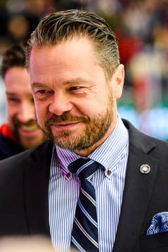 Växjös assisterande tränare Fredrik Hellgren jublar