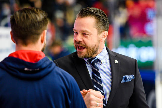 Växjös assisterande tränare Fredrik Hellgren jublar