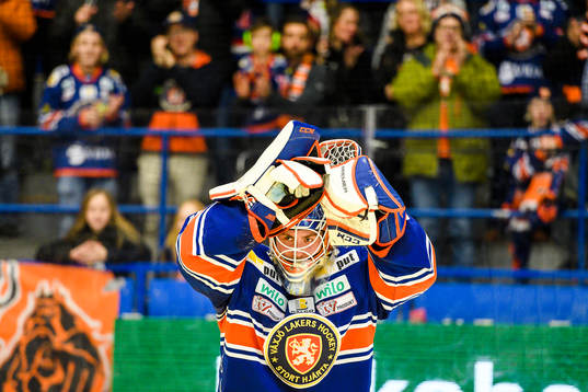 Växjös målvakt Viktor Andrén jublar