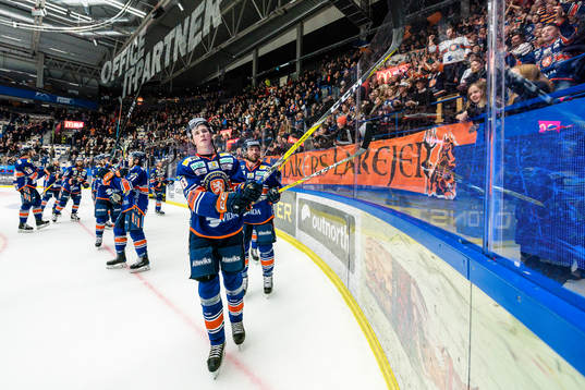 Växjös Nils Carnbäck jublar framför fansen