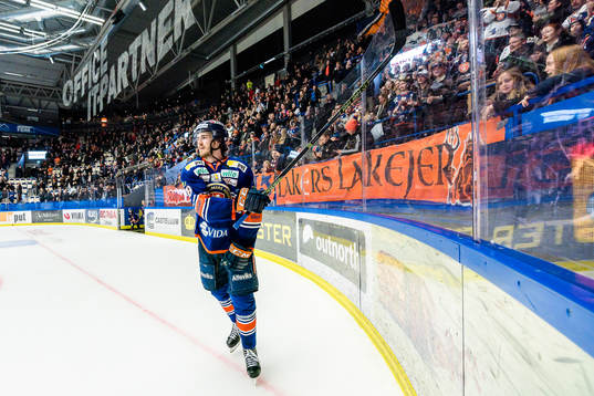 Växjös Dennis Everberg jublar framför fansen
