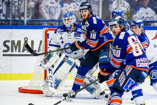 Växjös Dennis Everberg oroar framför Leksands målvakt