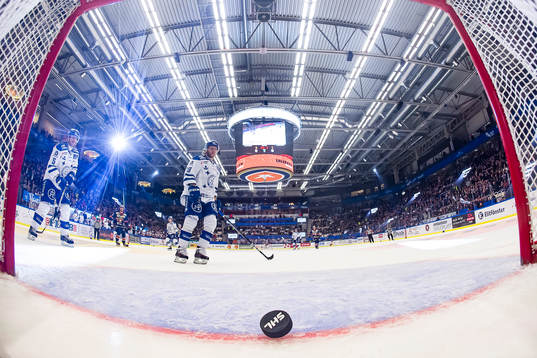 Leksands Ben Youds och Alexander Ytterell tittar på pucken