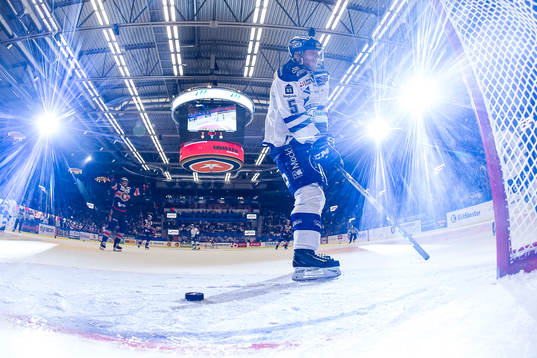 Leksands Ben Youds slår av sin klubba och deppar