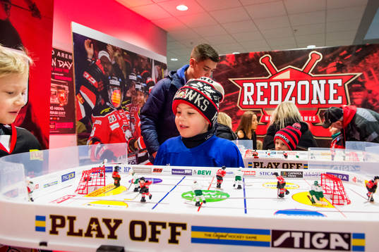 Besökare spelar hockeyspel