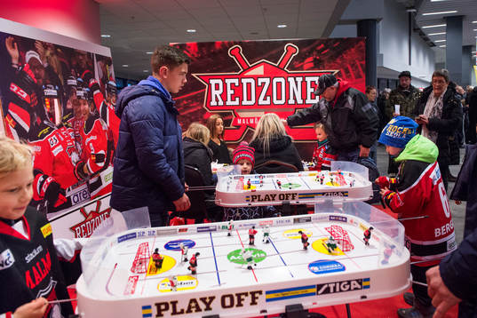 Besökare spelar hockeyspel