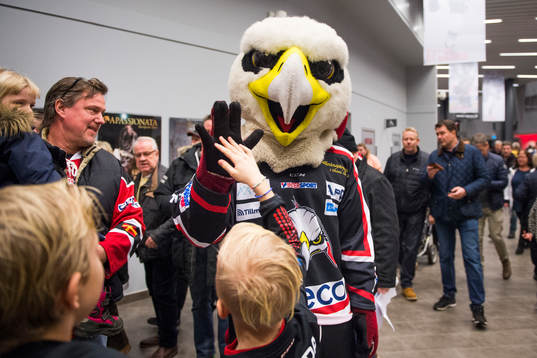 Malmö Redhawks maskot Hawkan träffar supportrar