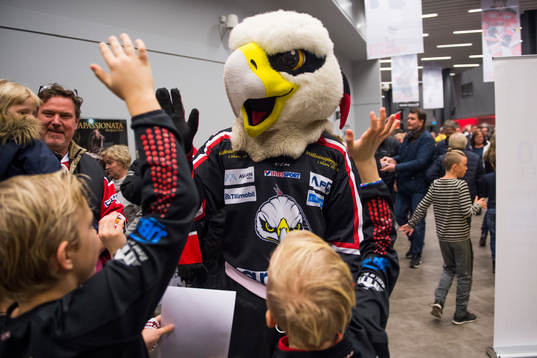 Malmö Redhawks maskot Hawkan träffar supportrar