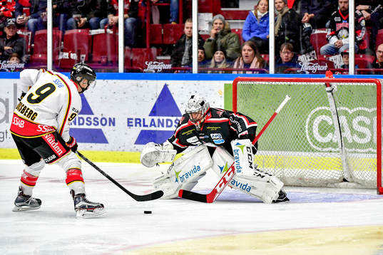 Luleås l9+slår en straff som räddas av Malmö Redhawks