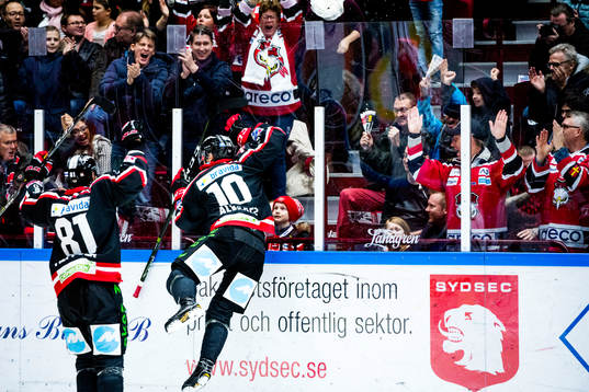 Malmö Redhawks Robin Alvarez jublar mot publiken