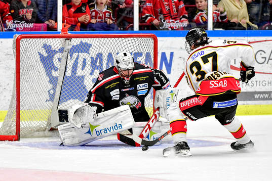 Malmö Redhawks målvakt Cristopher Nihlstorp räddar ett