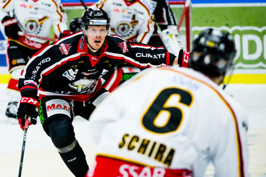 Malmö Redhawks Lars Bryggman bevakar Luleås Craig Schira