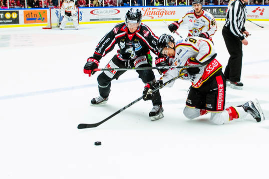 Malmö Redhawks Lars Bryggman och Luleås Johan Forsberg i