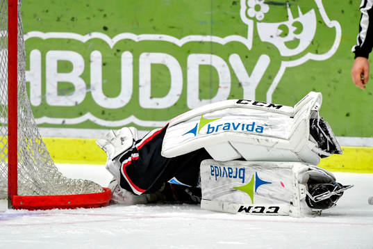 Malmö Redhawks målvakt Cristopher Nihlstorp blir liggande