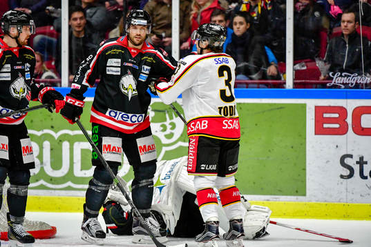 Malmö Redhawks Noah Welch försvarar sin målvakt