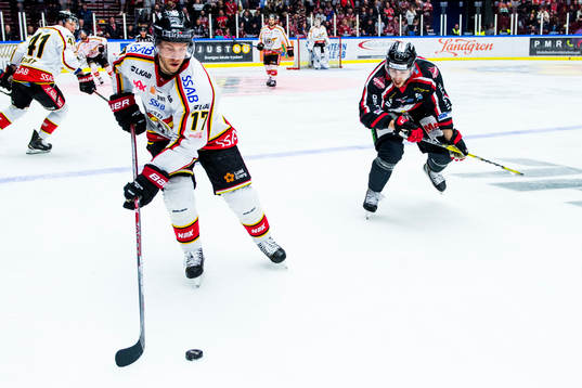Luleås Andreas Falk och Malmö Redhawks Konstantin Komarek