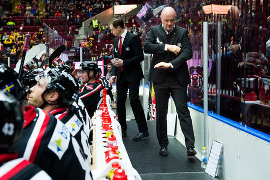 Malmö Redhawks tränare Peter Andersson deppar i båset