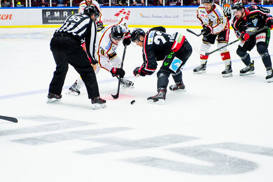 Luleås Johan Forsberg tekar mot Malmö Redhawks