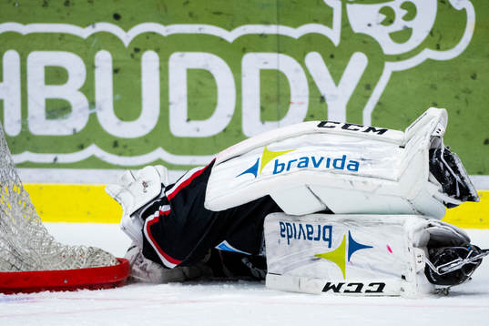 Malmö Redhawks målvakt Cristopher Nihlstorp blir liggande
