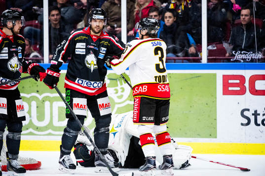Malmö Redhawks målvakt Cristopher Nihlstorp blir liggande