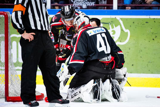 Malmö Redhawks målvakt Cristopher Nihlstorp undersöks
