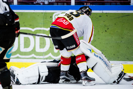 Malmö Redhawks målvakt Cristopher Nihlstorp kolliderar