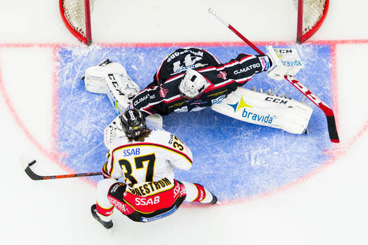 Malmö Redhawks målvakt Cristopher Nihlstorp räddar ett