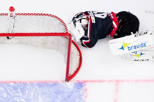 Malmö Redhawks målvakt Cristopher Nihlstorp tar sig för
