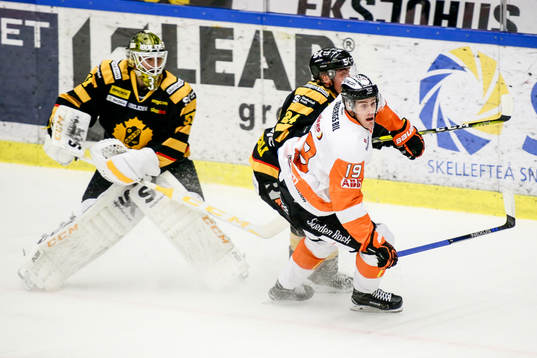 Skellefteås Andreas Wingerli och målvakt Joni Ortio