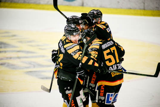 Skellefteås Jimmie Ericsson  och Emil Djuse jublar