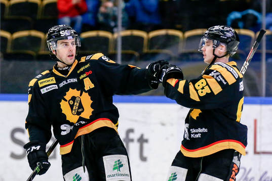 Skellefteås Joakim Lindström och Sebastian Aho jublar