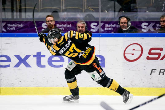 Skellefteås Emil Djuse skjuter sönder klubban