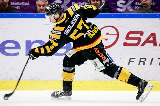 Skellefteås Emil Djuse skjuter sönder klubban