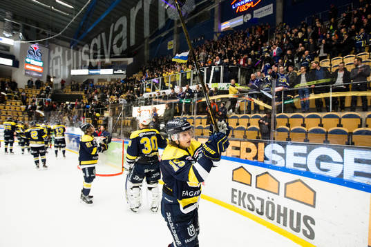 s Erik Andersson tackar publiken