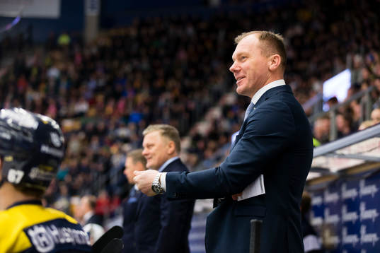 s tränare Johan Lindbom är glad