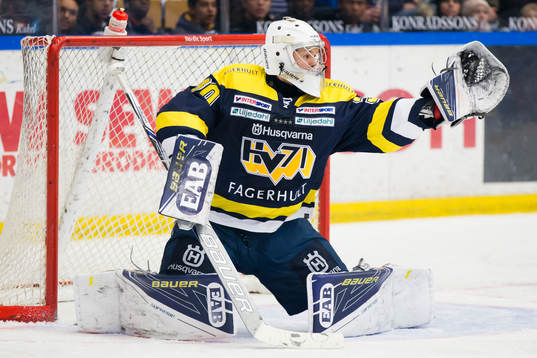 s målvakt Linus Söderström plockar pucken