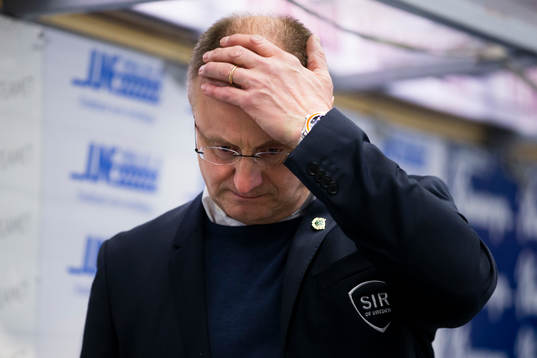 Rögles tränare Anders Eldebrink i båset