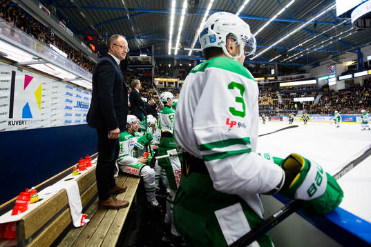 Rögles tränare Anders Eldebrink coachar